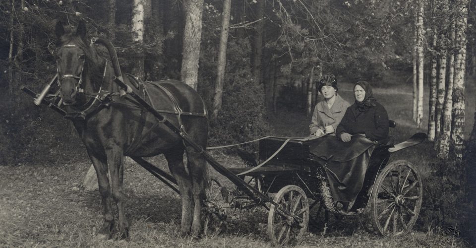 Ērikas Zariņas fotodarbnīca. “Sieviešu dubultportrets brīvdabā”, 1930. Attēls no Latvijas Nacionālās digitālās bibliotēkas kolekcijas “Zudusī Latvija”. Oriģināls no Baltijas centrālās bibliotēkas kolekcijas.