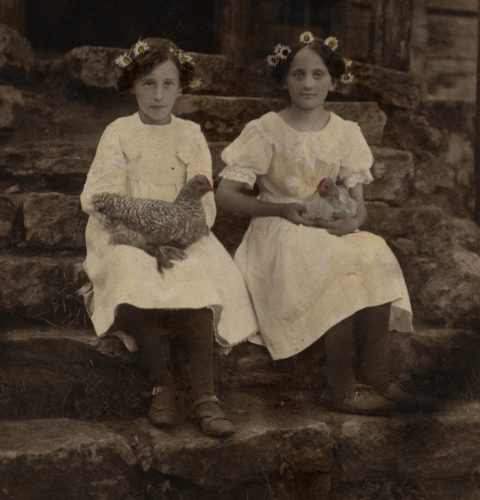 Minna Kaktiņa. “Divas meitenes uz kāpnēm”, 1910. gadi. No Latvijas Fotogrāfijas muzeja krājuma.
