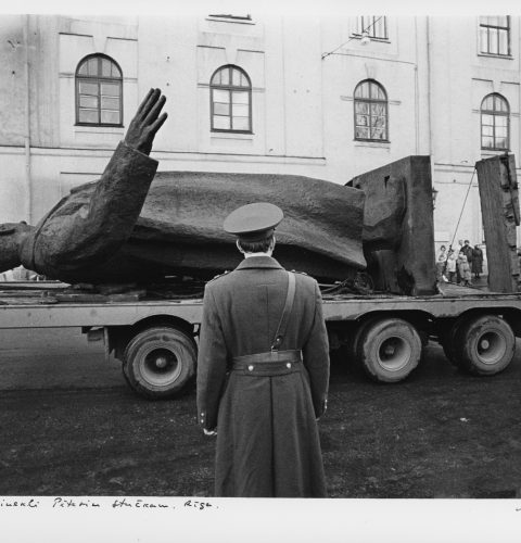 A. Liepiņš, “Aizved pieminekli Pēterim Stučkam. Rīga.”, 1991. gads