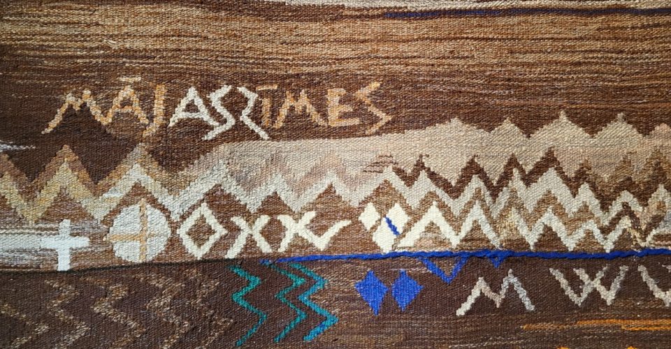 Ieskats mākslinieku Vijas Jansones un Kaspara Lielgalvja tekstilmākslas un analogās fotogrāfijas darbu izstāde “Uzkāpt kalnā”.