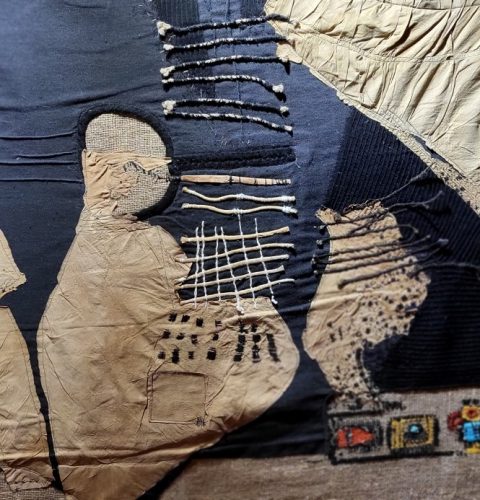 Ieskats mākslinieku Vijas Jansones un Kaspara Lielgalvja tekstilmākslas un analogās fotogrāfijas darbu izstāde “Uzkāpt kalnā”.