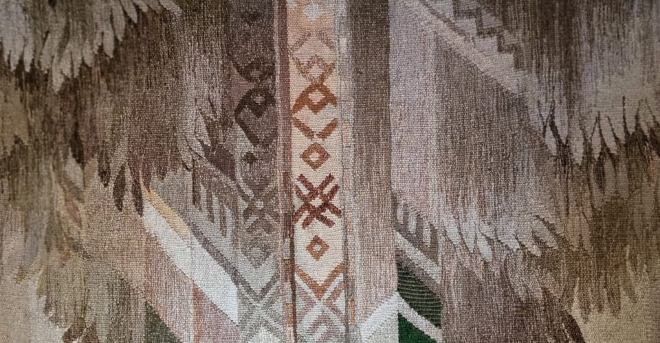 Ieskats mākslinieku Vijas Jansones un Kaspara Lielgalvja tekstilmākslas un analogās fotogrāfijas darbu izstāde “Uzkāpt kalnā”.