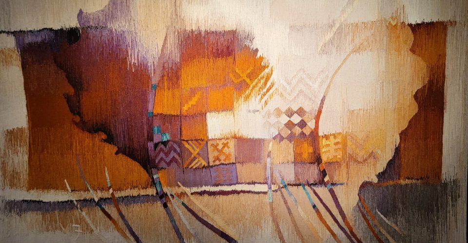 Ieskats mākslinieku Vijas Jansones un Kaspara Lielgalvja tekstilmākslas un analogās fotogrāfijas darbu izstāde “Uzkāpt kalnā”.