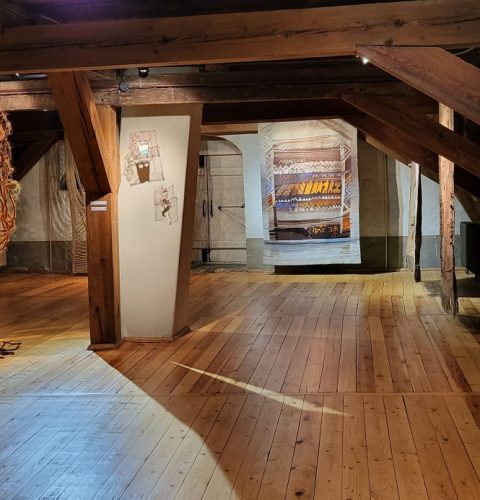 Ieskats mākslinieku Vijas Jansones un Kaspara Lielgalvja tekstilmākslas un analogās fotogrāfijas darbu izstāde “Uzkāpt kalnā”.