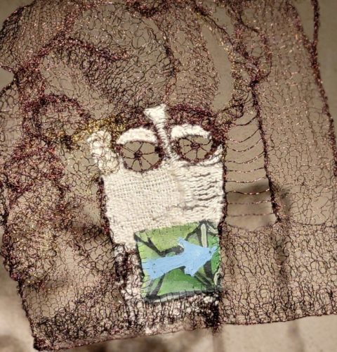 Ieskats mākslinieku Vijas Jansones un Kaspara Lielgalvja tekstilmākslas un analogās fotogrāfijas darbu izstāde “Uzkāpt kalnā”.