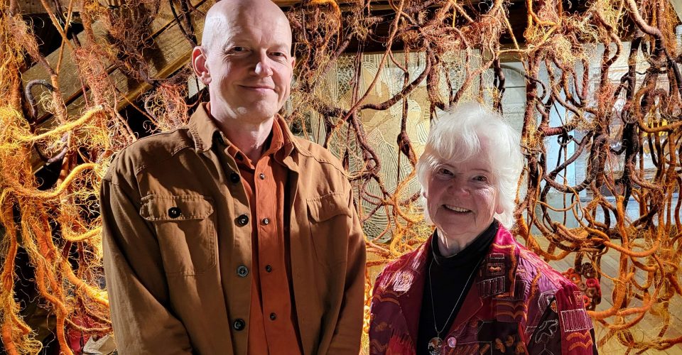 Ieskats mākslinieku Vijas Jansones un Kaspara Lielgalvja tekstilmākslas un analogās fotogrāfijas darbu izstāde “Uzkāpt kalnā”.