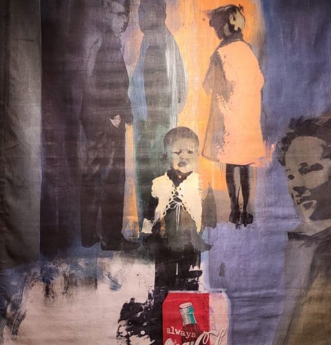 Ieskats mākslinieku Vijas Jansones un Kaspara Lielgalvja tekstilmākslas un analogās fotogrāfijas darbu izstāde “Uzkāpt kalnā”.