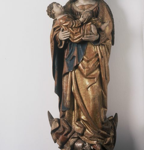 Skulptūra „Madonna uz Mēness sirpja”, 15. gs. beigas. Uz Vāciju 2. pasaules kara laikā izvesto skulptūru Rīgas 800 gadu jubilejā pilsētai atdeva Lībeka. 	