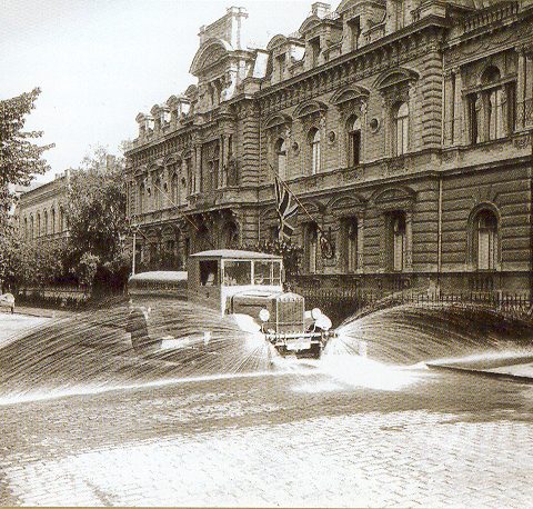 Ielu laistāmā mašīna Raiņa bulvārī. Fotogrāfs Roberts Johansons, 20. gs. 30. gadi. 