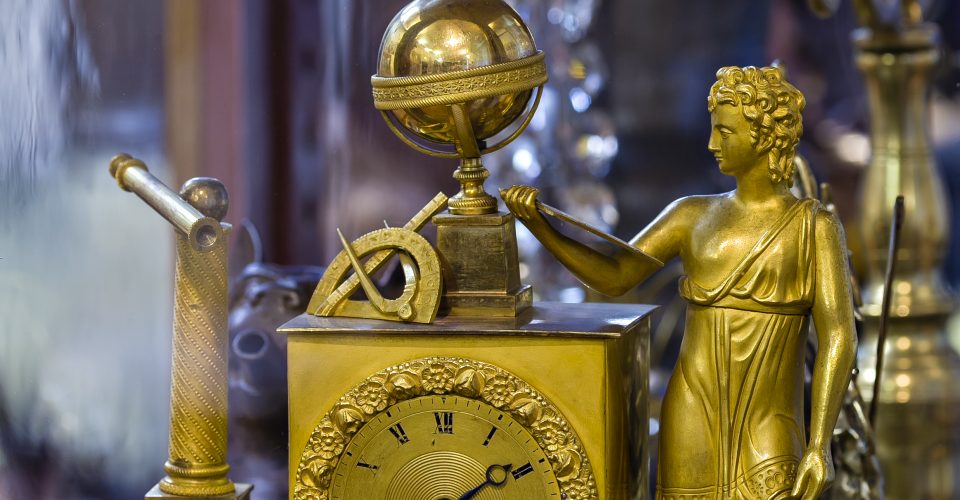 Kamīna pulkstenis ar astronomijas instrumentiem. Parīze, 19. gs. otrā puse