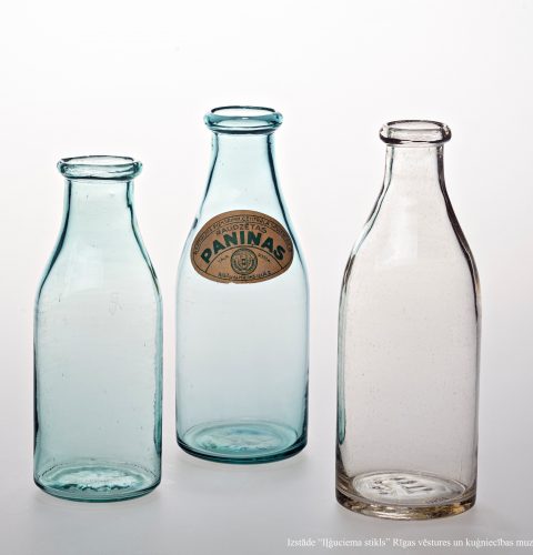 Piena un paniņu pudeles. AS “Iļģuciema stikla fabrika”, 20.gs. 30. gadi. Pūsts stikls. RVKM krājums.