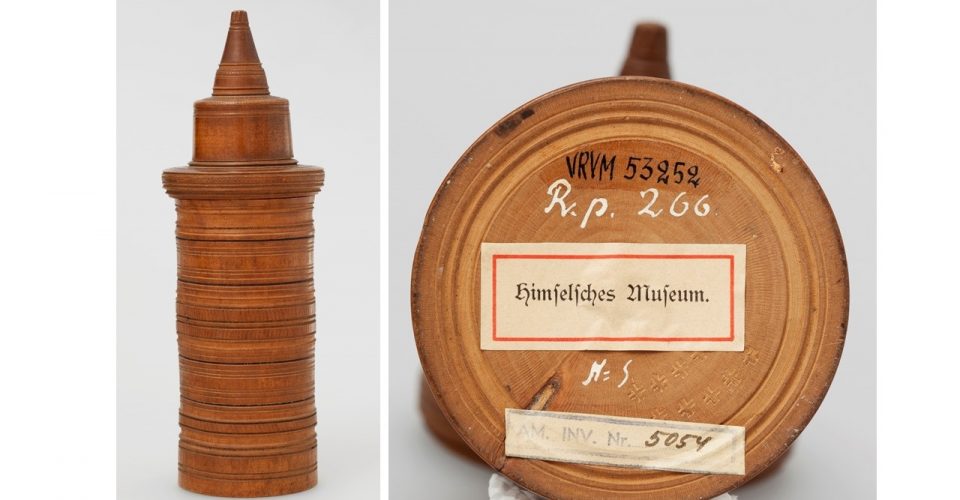 Cilindriskas formas kārba ar piramidālu vāku, 18.-19.gs. Virpota no blīva lapu koka. Korpuss pārklāts ar smalku ornamentu horizontālām joslām. Priekšmets marķēts ar Himzela muzeja piederības zīmi – papīra etiķeti “Himselisches Museum”. RVKM krājums. 