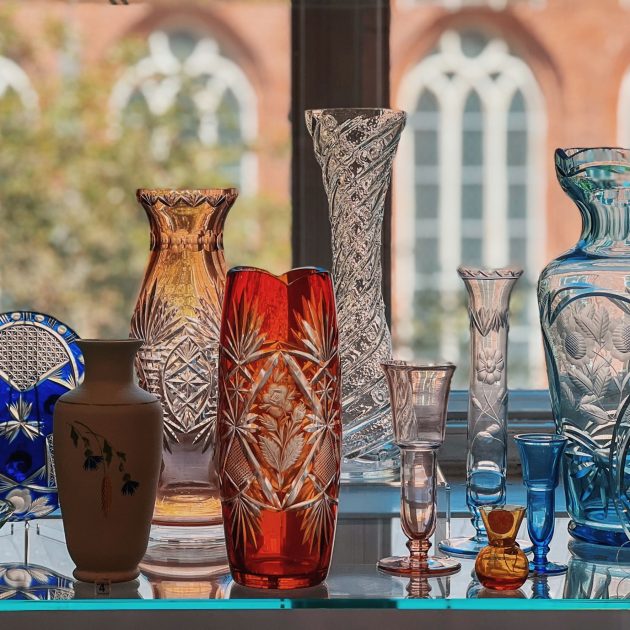 Starptautiskajā Stikla gadā ekspozīcijā fabrikas “Neo-Fēnikss” –  “Komunārs” stikla izstrādājumi no muzeja krājuma