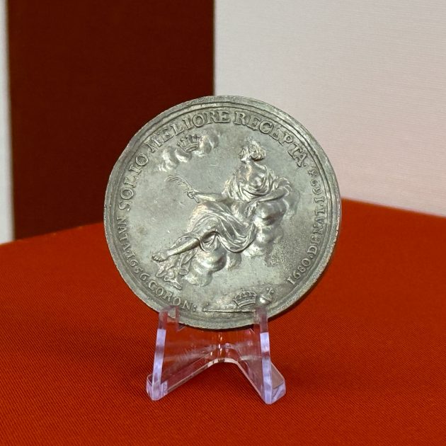 Izstāde “MEMENTO MORTUORUM – atceries mirušos: piemiņas medaļas Rīgas vēstures un kuģniecības muzeja krājumā”